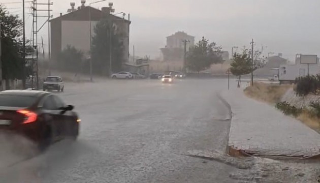Malatya'da sağanak etkili oldu, yollar göle döndü