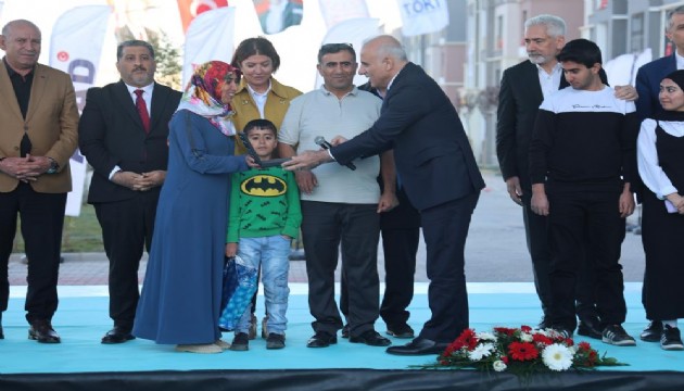 Diyarbakır'da 641 deprem konutu hak sahiplerine teslim edildi