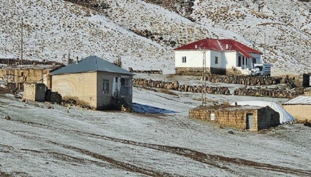 Türkiye'nin en yüksek rakımlı köyü beyaza büründü