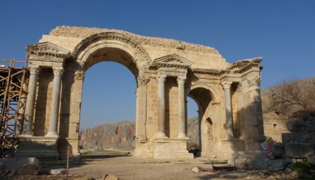 7 bin 500 yıllık Anavarza Antik Kenti depremi az hasarla atlattı