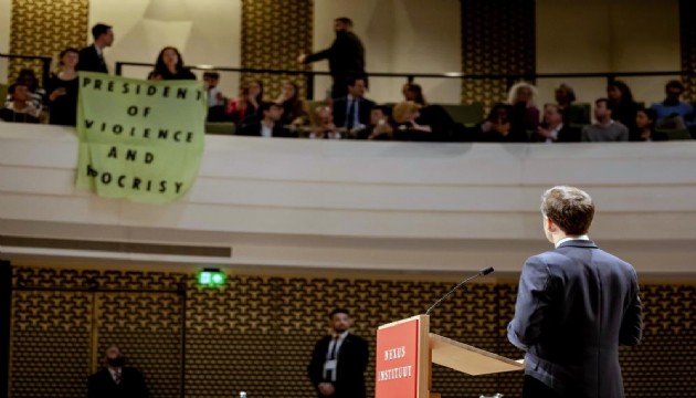 Macron’un konuşması protestocular tarafından kesildi