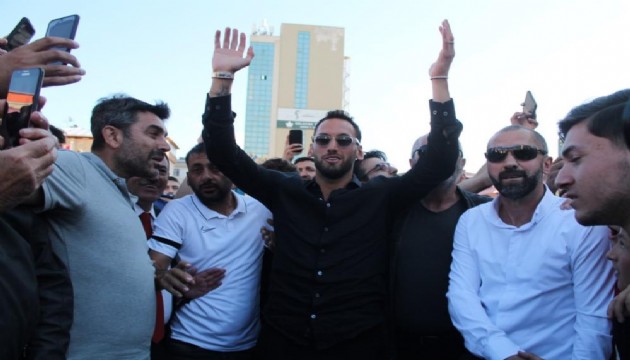 Hakan Çalhanoğlu'nun Bayburt ziyaretinde izdiham yaşandı