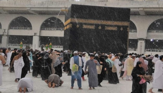 Müslümanlar, şiddetli yağışa rağmen Kabe'yi tavaf etti