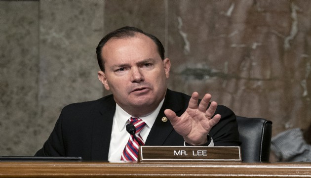 Twitter, ABD'li Senatör Mike Lee'nin hesabını askıya aldı