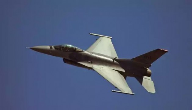 ABD'ye ait F-16 savaş uçağı denize düştü