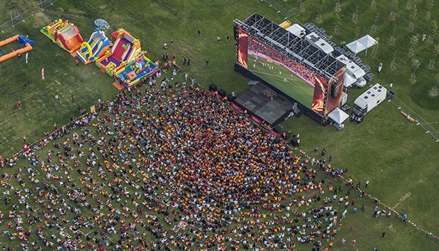 Galatasaray şampiyonluğunu kutluyor