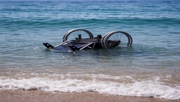 Akülü tekerlekli sandalyesiyle denize düşen kişi kurtarılamadı