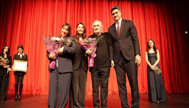 İsmail Dümbüllü Ödülü'nün yeni sahibi Binnur Kaya oldu