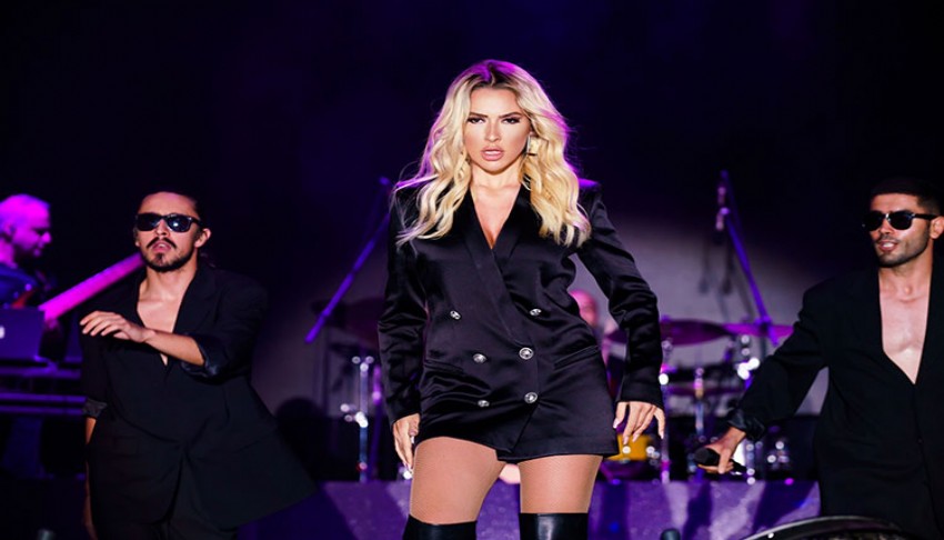 Hadise'ye hayranından sahnede büyük sürpriz!