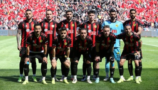 Eskişehirspor'un Bölgesel Amatör Lig'deki maçında izdiham