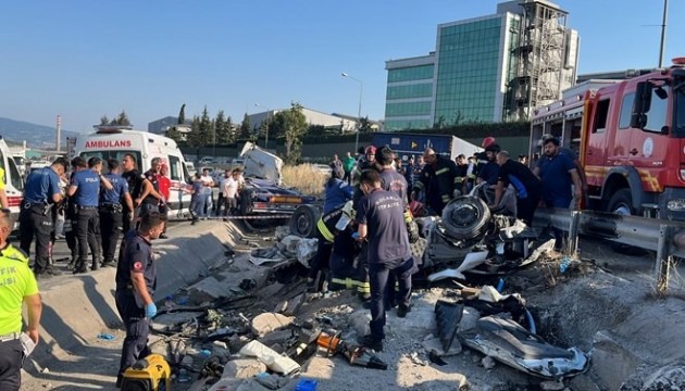 İzmit'te 5 kişinin öldüğü kazada TIR sürücüsü tutuklandı