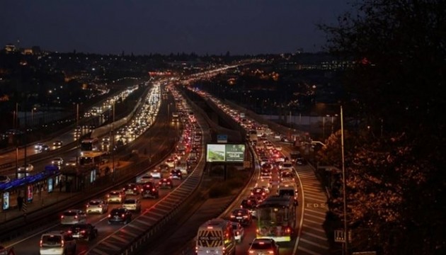 İstanbul'da bazı noktalarda trafik durma noktasına geldi