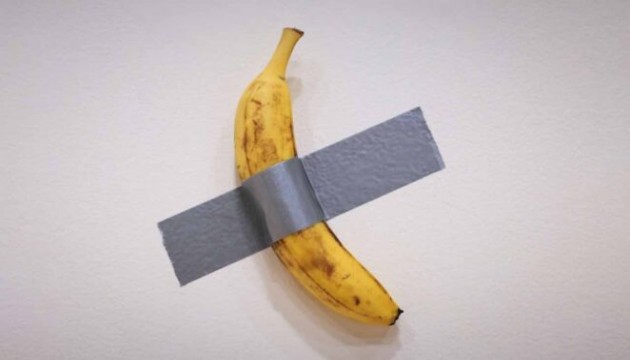 Cattelan'ın meşhur “Comedian” eserini yediler