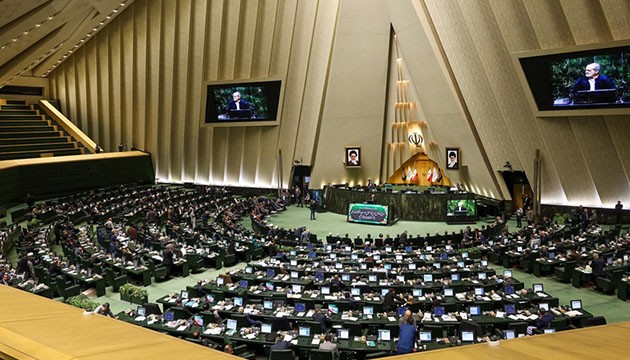 İran'da döviz kuru yükselişi nedeniyle kapalı oturum yapıldı