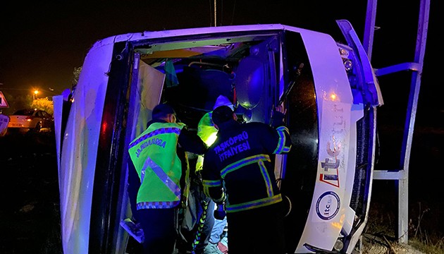 Tur midibüsü devrildi: Yaralılar var