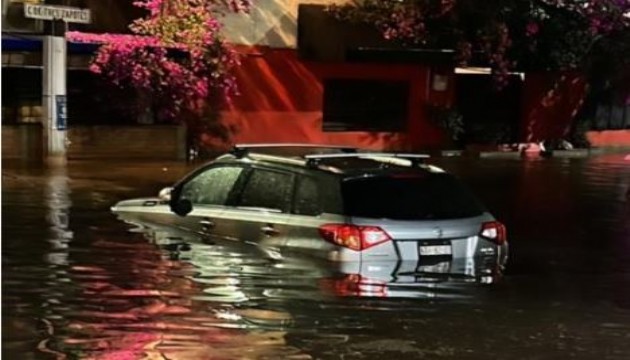 Meksika'yı sel vurdu, yollar sular altında kaldı: 5 ölü