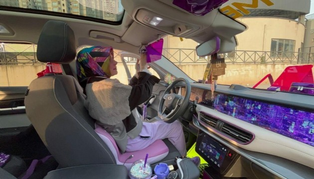 Mor tutkusu hayatına yansıdı! Aracını da boyadı!