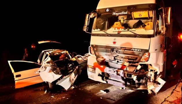 Afyonkarahisar'da TIR ile otomobil çarpıştı: 3 ölü, 1 yaralı