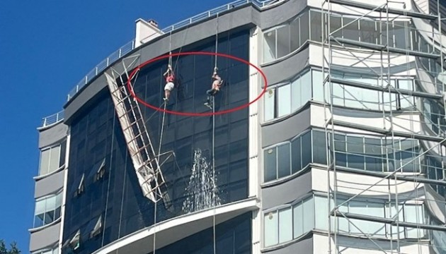 İskele koptu, işçiler ölümden döndü