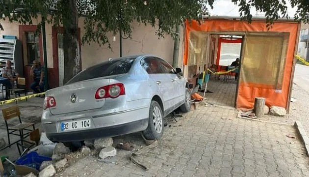 Otomobil köy kahvehanesine daldı