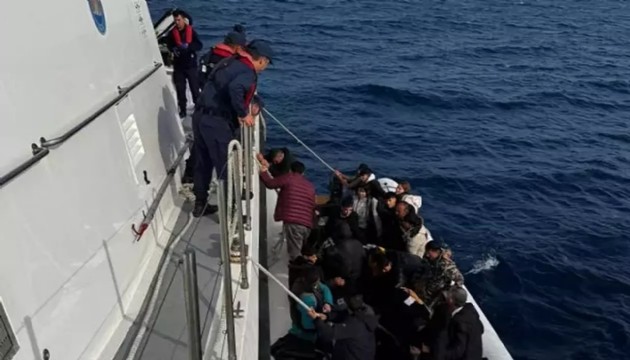 64 düzensiz göçmen kurtarıldı