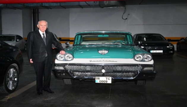 Bahçeli'den klasik otomobil hediyesi