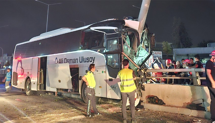 Yolcu otobüsü alt geçidin duvarına çarptı! Sürücü 2 saatte kurtarıldı