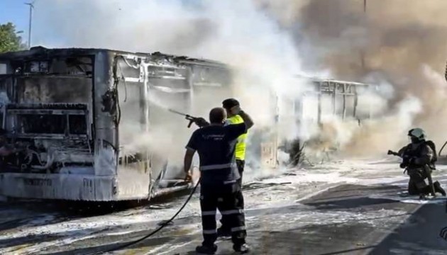 Bahçelievler'de metrobüste yangın!