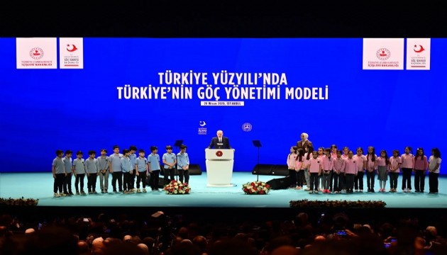 Erdoğan kürsüye göçmen çocuklarla çıktı