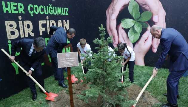 Erdoğan öğrencilerle fidan dikti