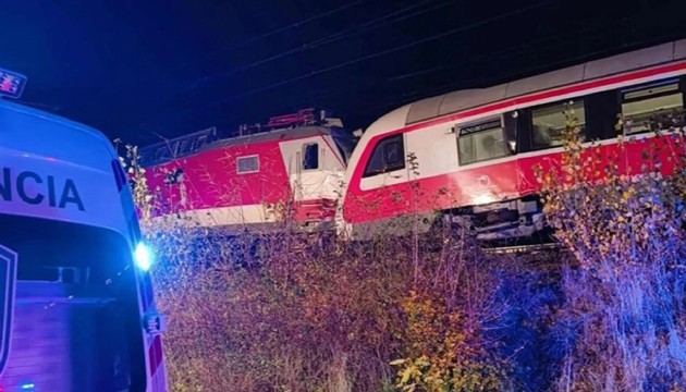 Feci kaza: 2 yolcu treni çarpıştı