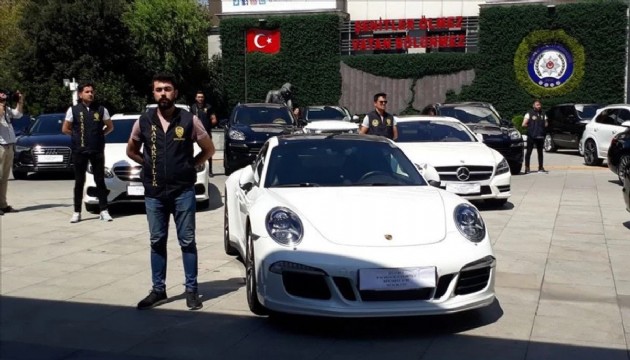 Sarp Kapısı'nda lüks araç operasyonu