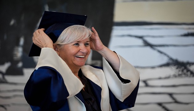 64 yaşında üniversite bitirdi