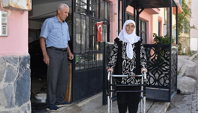 Böbrek hastası eşi için binanın dışına asansör yaptırdı