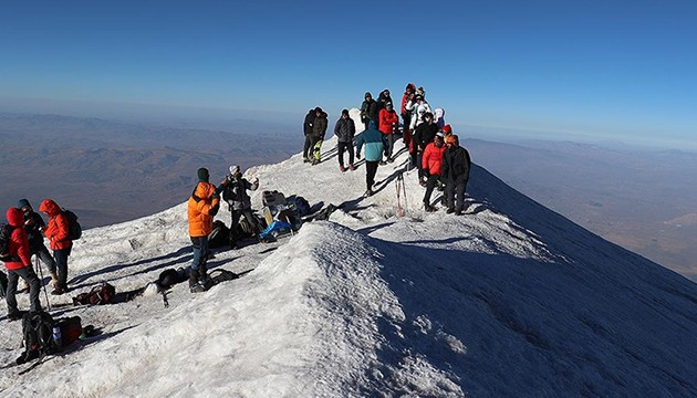 Yabancı dağcılardan Ağrı Dağı'na yoğun ilgi