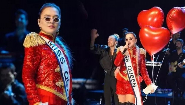 Demet Akalın'a Sevgililer Günü sürprizi