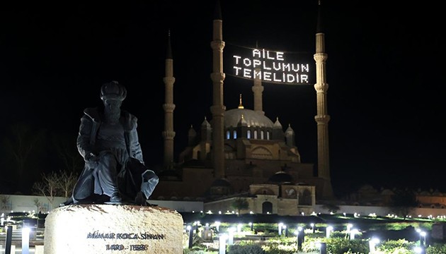 Selimiye Camisi'ne 'Aile' mahyası