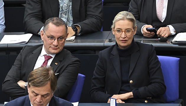 Aşırı sağcı parti ilk kez birinci konumda