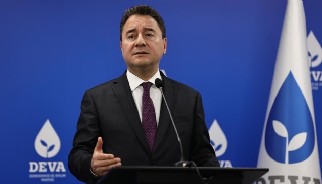 Ali Babacan'ın uçağına merdiven çarptı