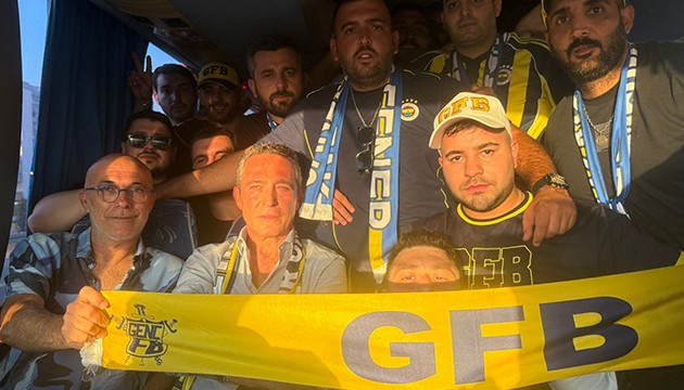 Ali Koç taraftarlarla maça gitti