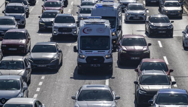 Ambulanslara yol açan 'fermuar sistemi' yaşama tutunma şansını artırıyor