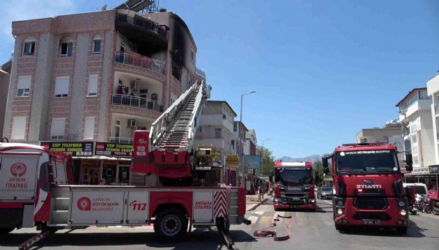 Antalya'da dairede çıkan yangında 1'i bebek 5 kişi dumandan etkilendi