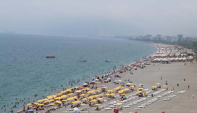 Antalya'da sıcak hava ve nem bunalttı