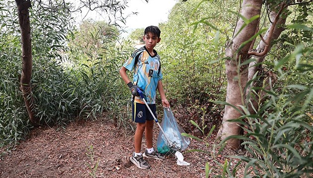 Çocuklar ağaçlık alanı temizledi