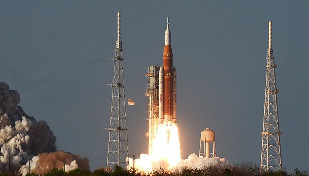 Artemis, Ay'ın etki alanında