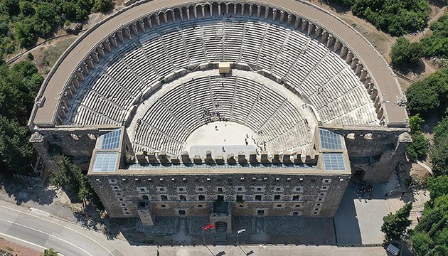 Aspendos Antik Tiyatrosu'nda açılış konseri