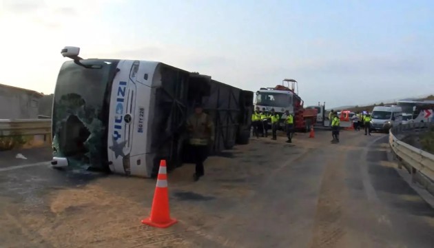 Feci kaza: Yolcu otobüsü devrildi