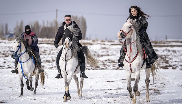 Buzda atlı safari keyfi