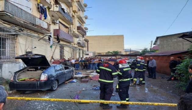 Evin balkonu çöktü, 2 kişi canından oldu