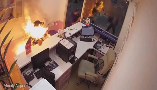 Uçağı kaçıran yolcu kendini ateşe verdi